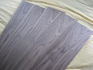 ウクレレの材料として使われるウォルナットの板